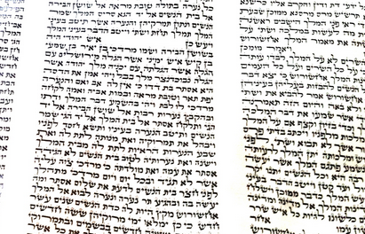 The scroll of Esther – With English, Spanish and Portuguese translations